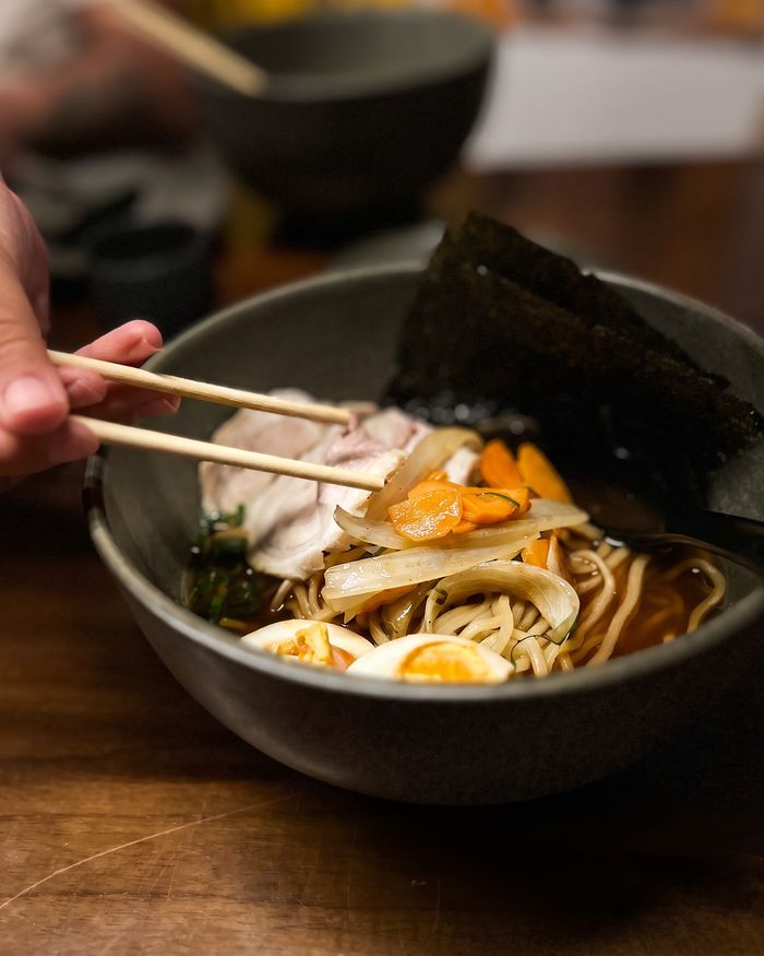 Tigela de ramen com ovo e nori